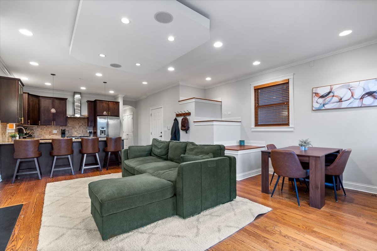 863 N Hermitage Avenue Unit: 2