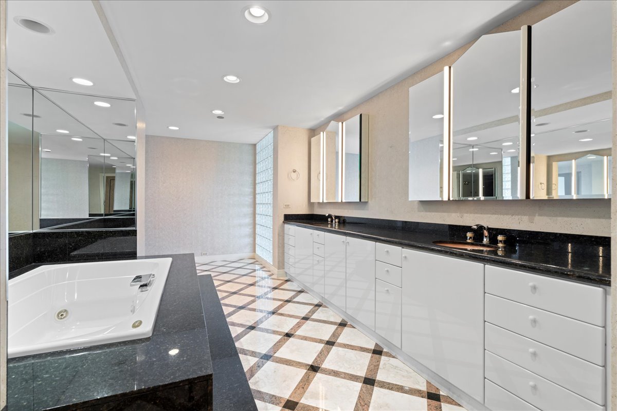 100 E Huron Street Unit: 4703