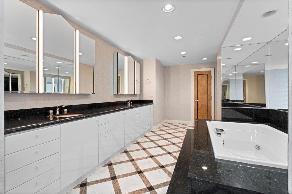 100 E Huron Street Unit: 4703