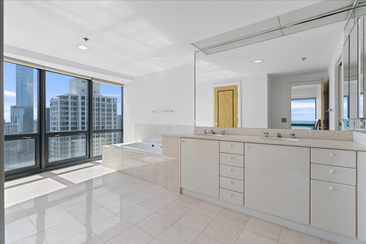 100 E Huron Street Unit: 4703