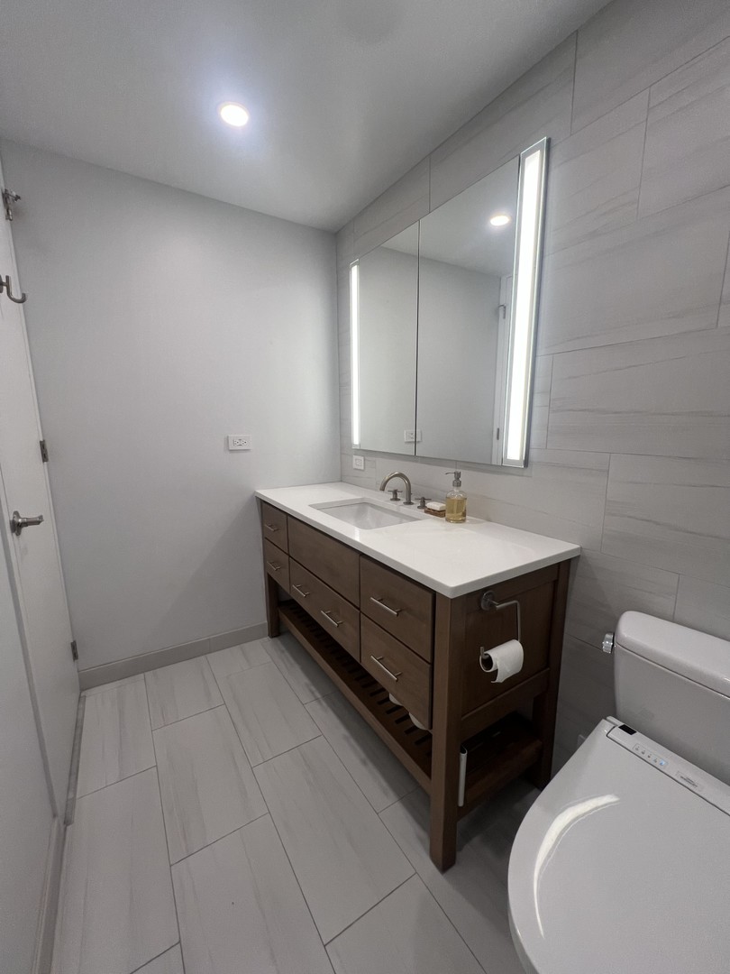 1660 N LaSalle Drive Unit: 2711