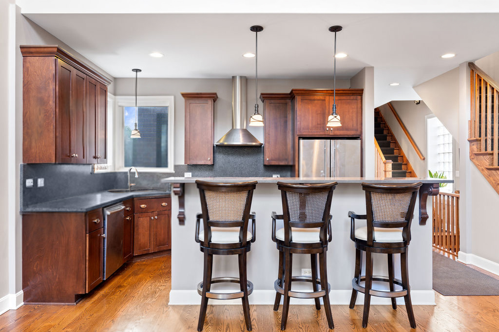 2424 N ASHLAND Avenue Unit: PH