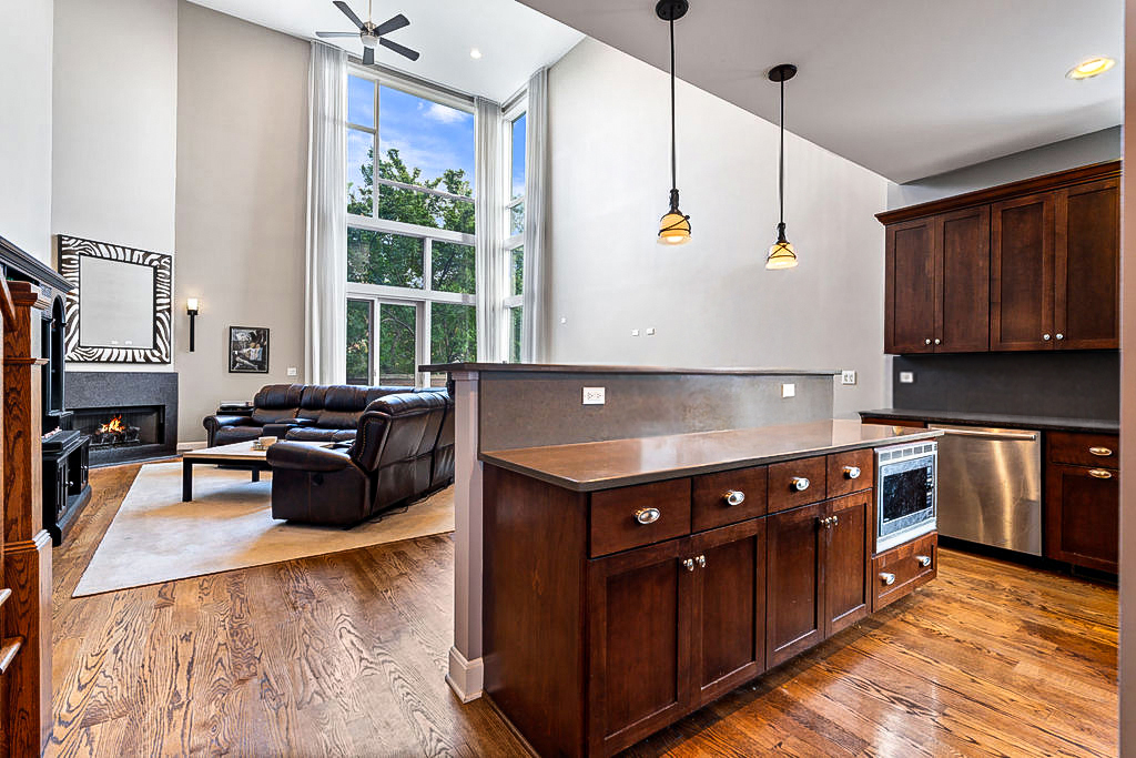2424 N ASHLAND Avenue Unit: PH