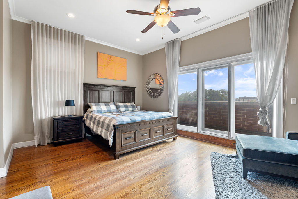 2424 N ASHLAND Avenue Unit: PH