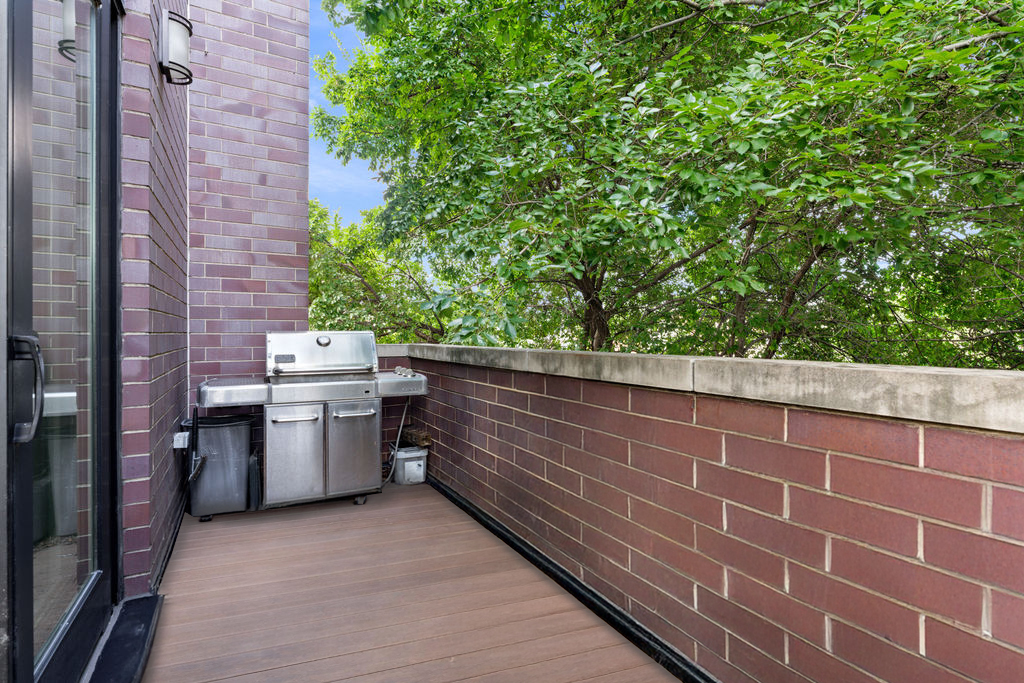 2424 N ASHLAND Avenue Unit: PH