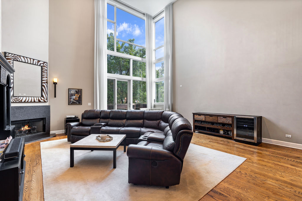 2424 N ASHLAND Avenue Unit: PH