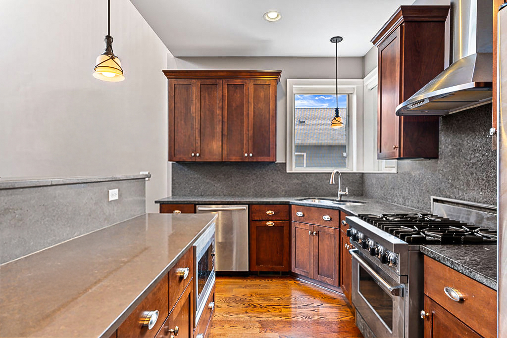 2424 N ASHLAND Avenue Unit: PH