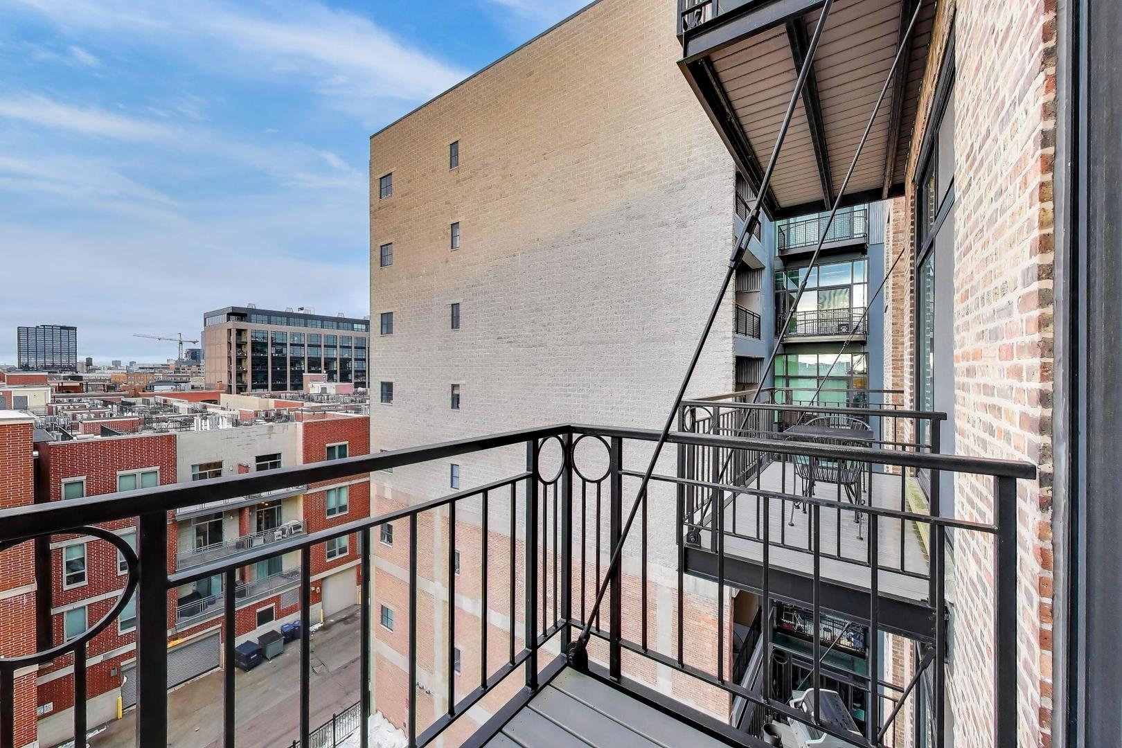 1250 W Van Buren Street Unit: 607