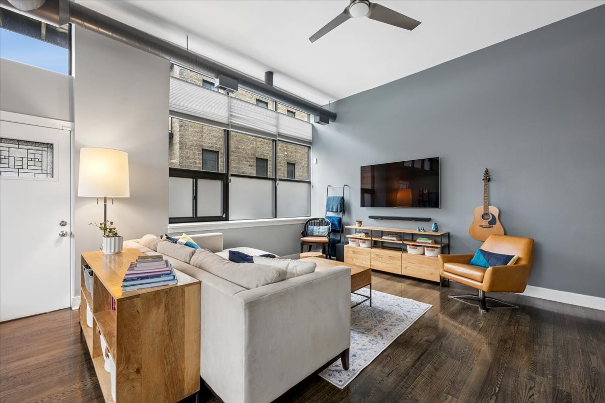 1137 N WOOD Street Unit: 1H