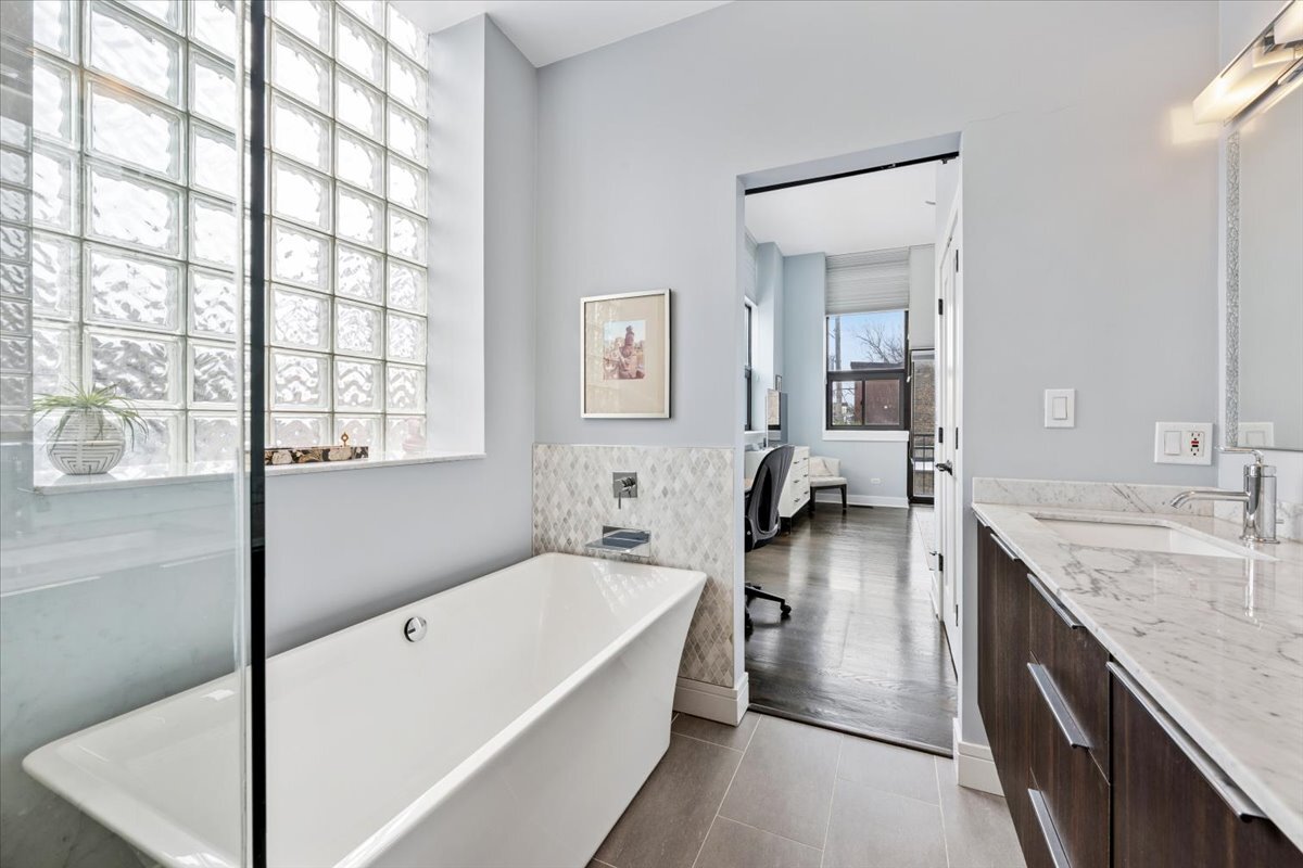 1137 N WOOD Street Unit: 1H