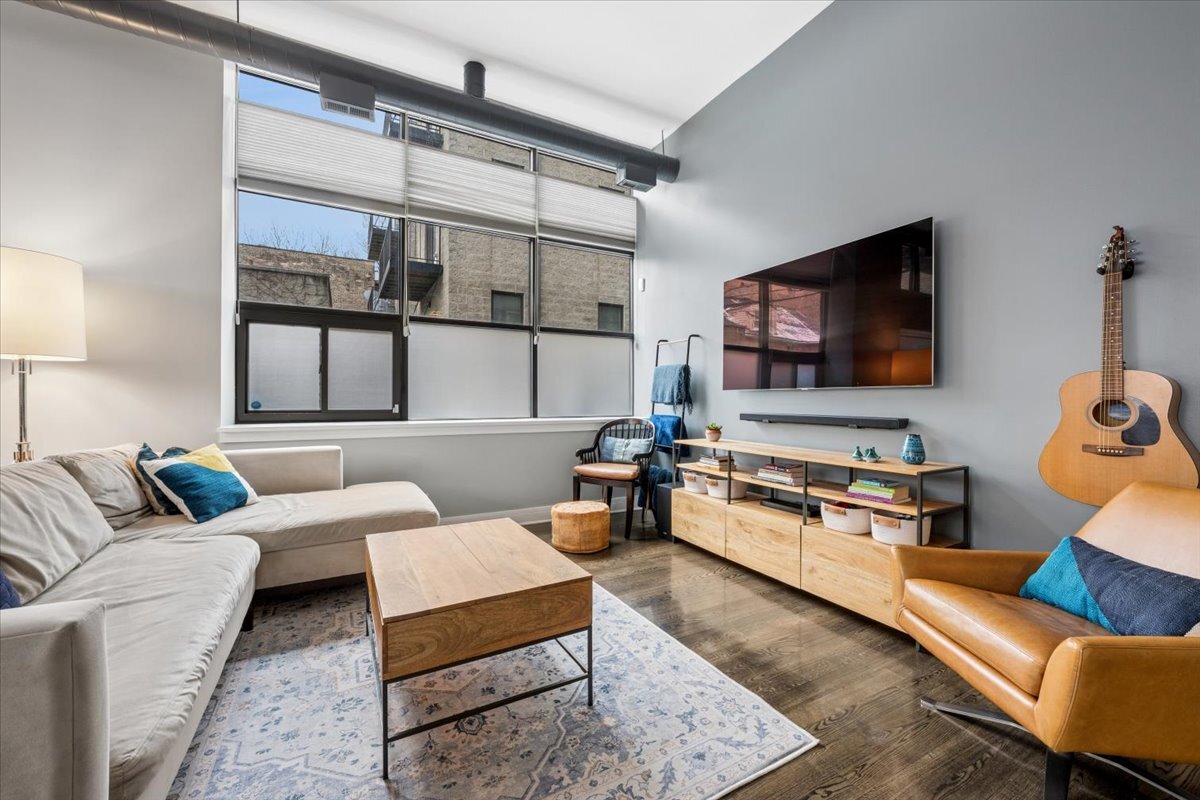1137 N WOOD Street Unit: 1H