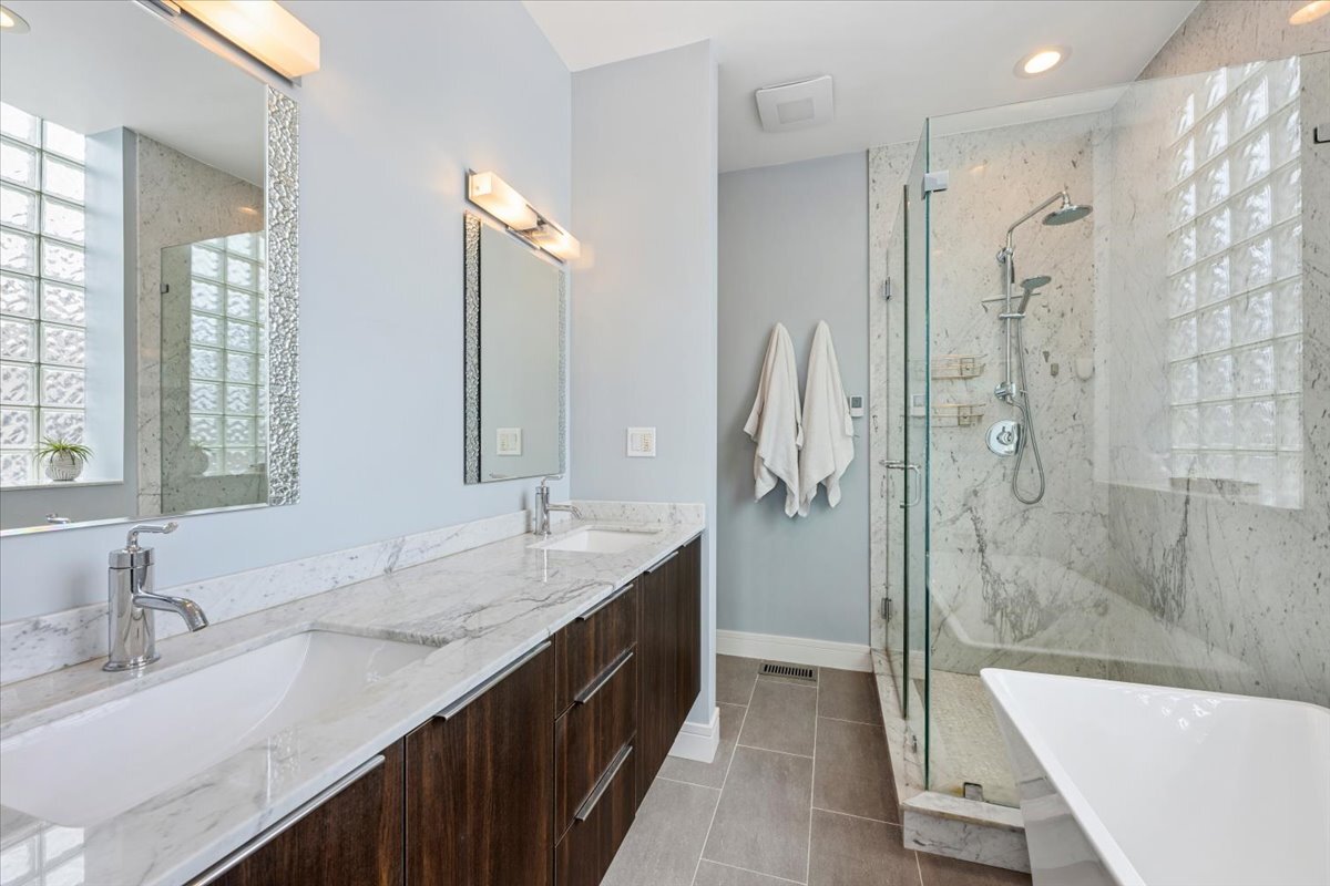 1137 N WOOD Street Unit: 1H