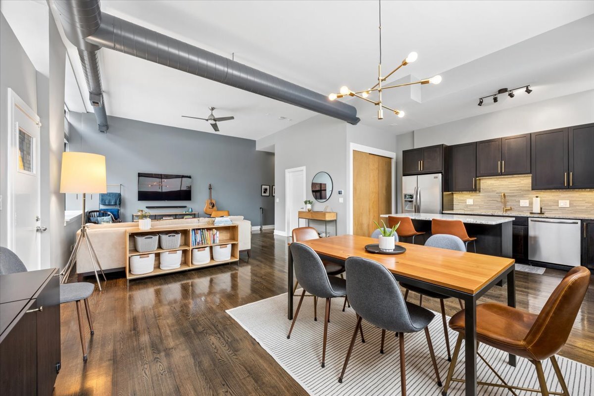 1137 N WOOD Street Unit: 1H