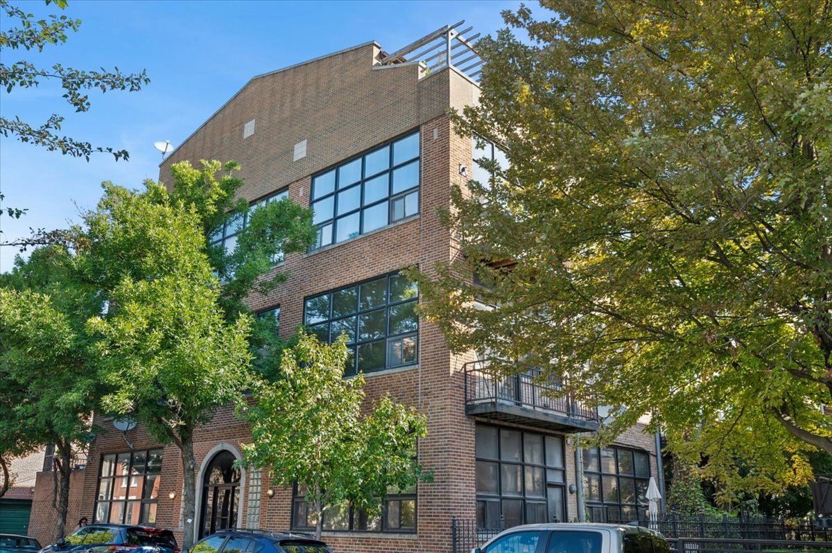 1137 N WOOD Street Unit: 1H