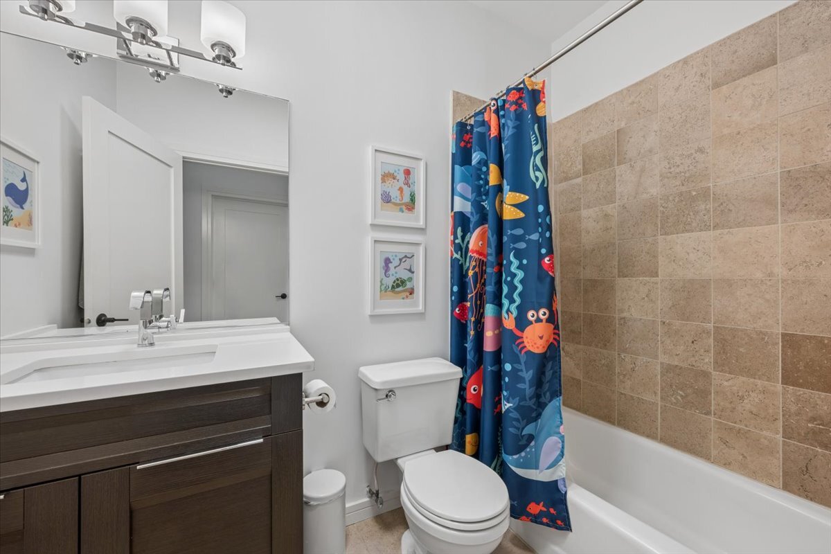 1137 N WOOD Street Unit: 1H