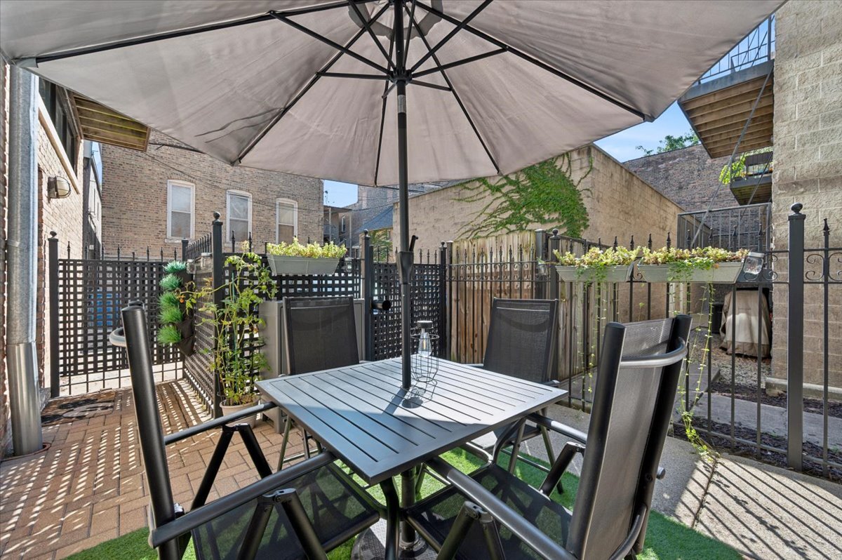 1137 N WOOD Street Unit: 1H
