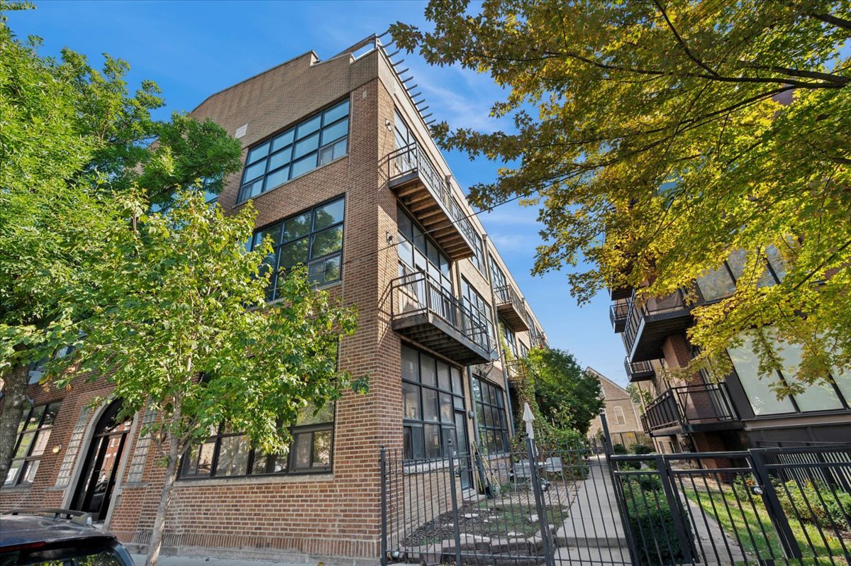 1137 N WOOD Street Unit: 1H