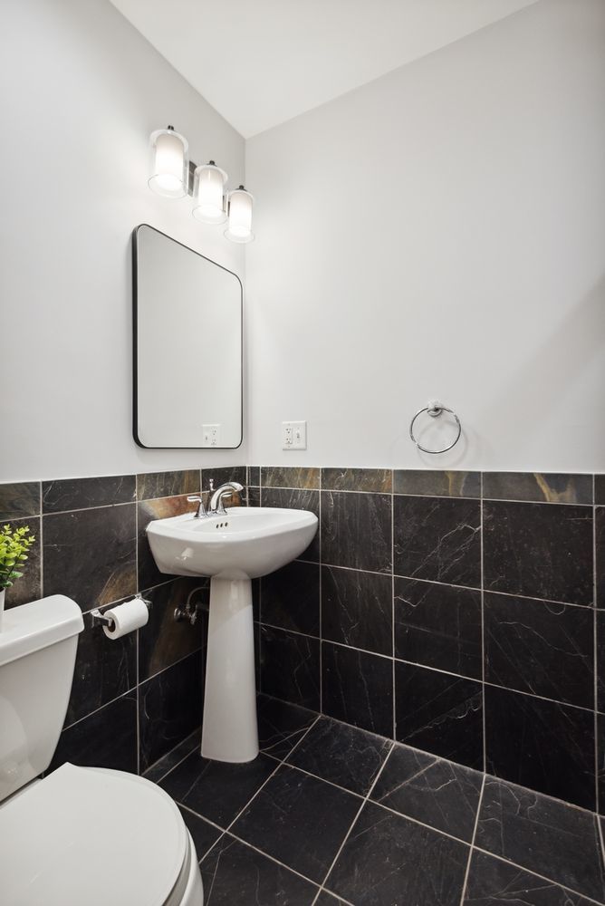 821 W Superior Street Unit: 3