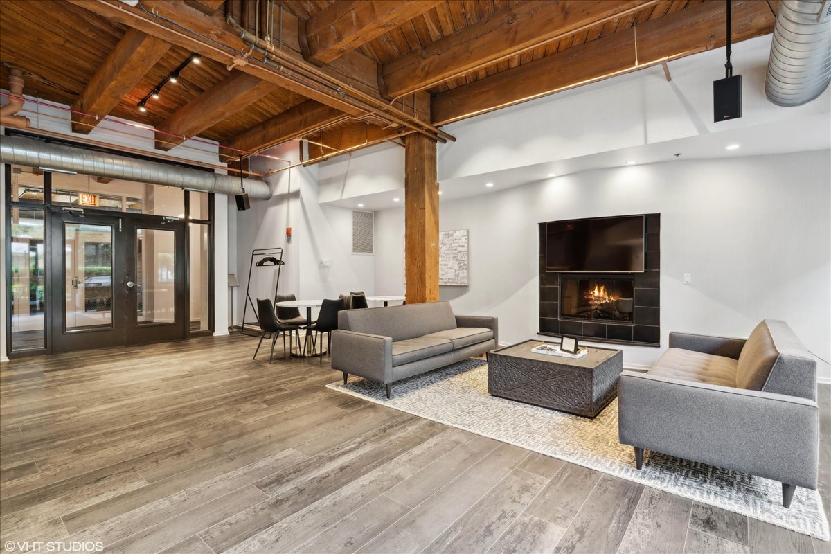 1040 W Adams Street Unit: 110