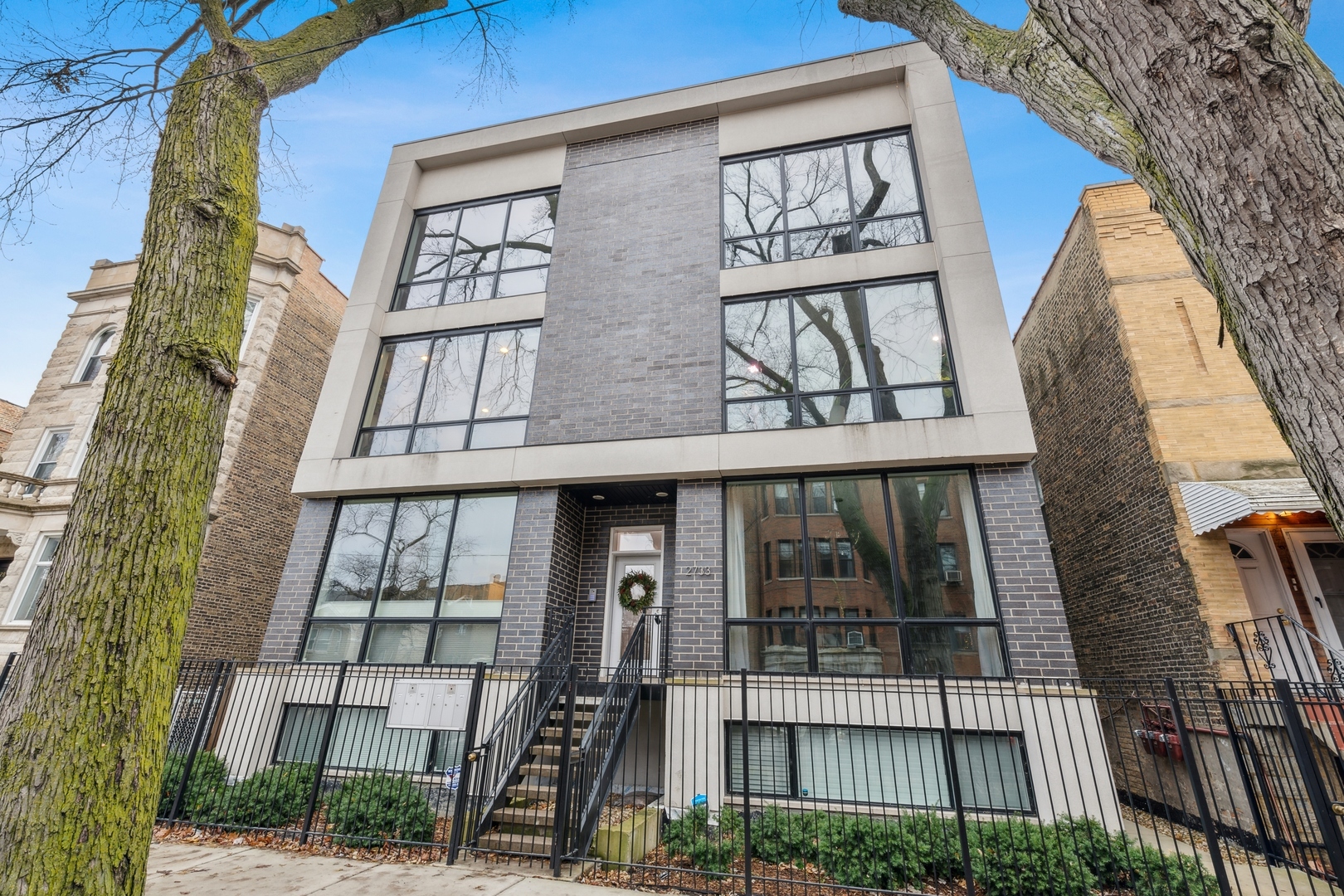 2733 W Hirsch Street Unit: 2E