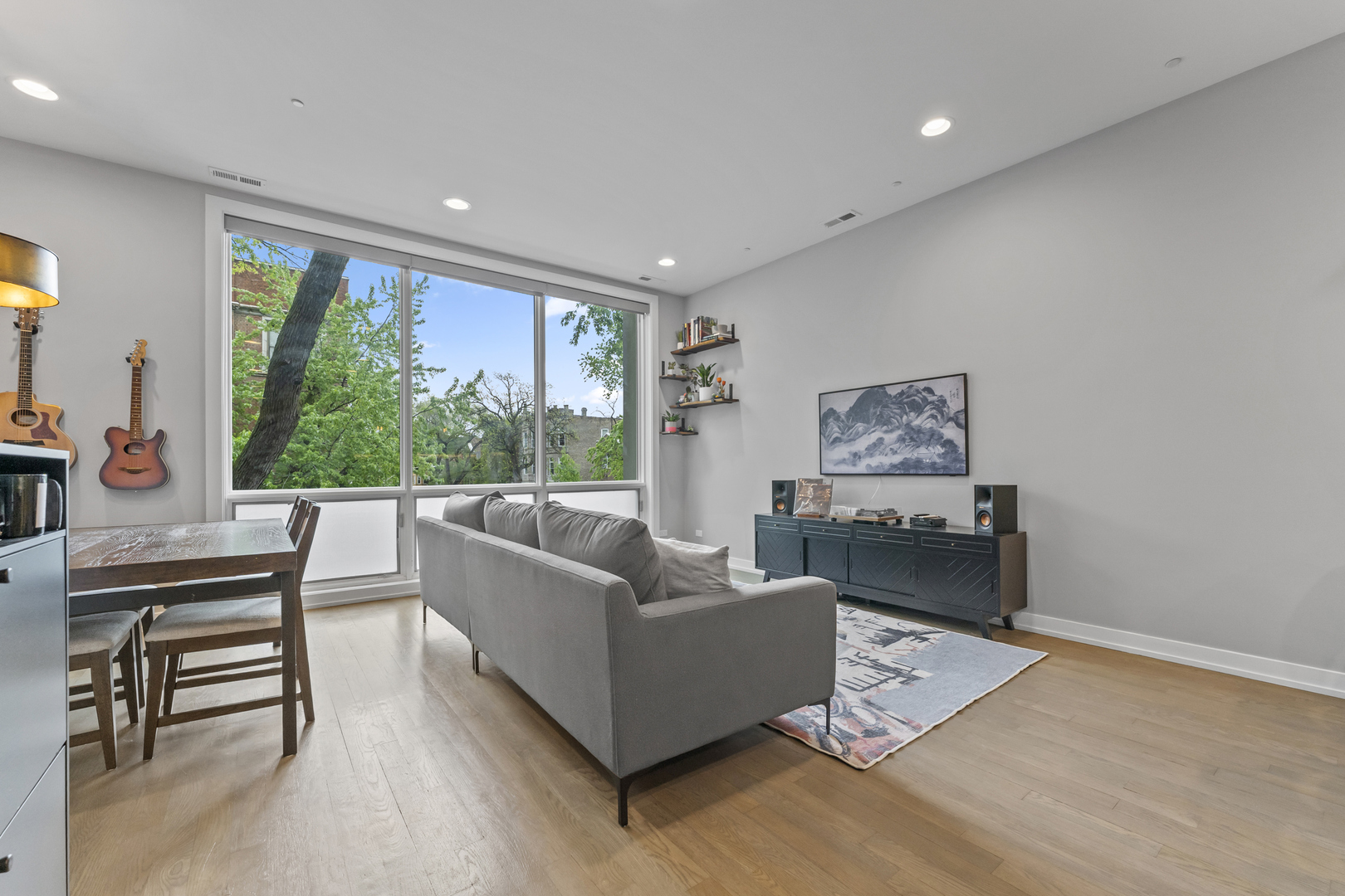 2733 W Hirsch Street Unit: 2E