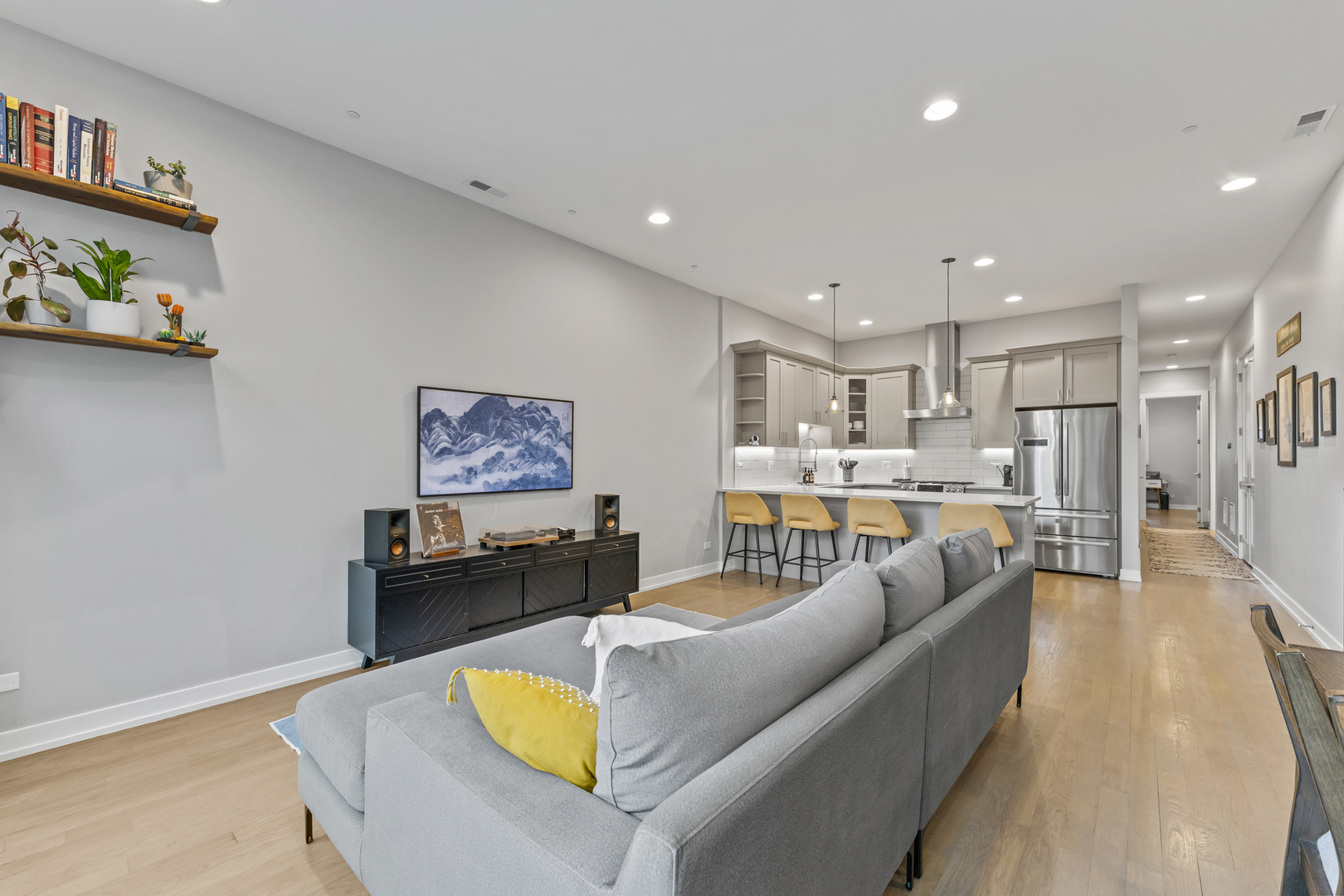 2733 W Hirsch Street Unit: 2E