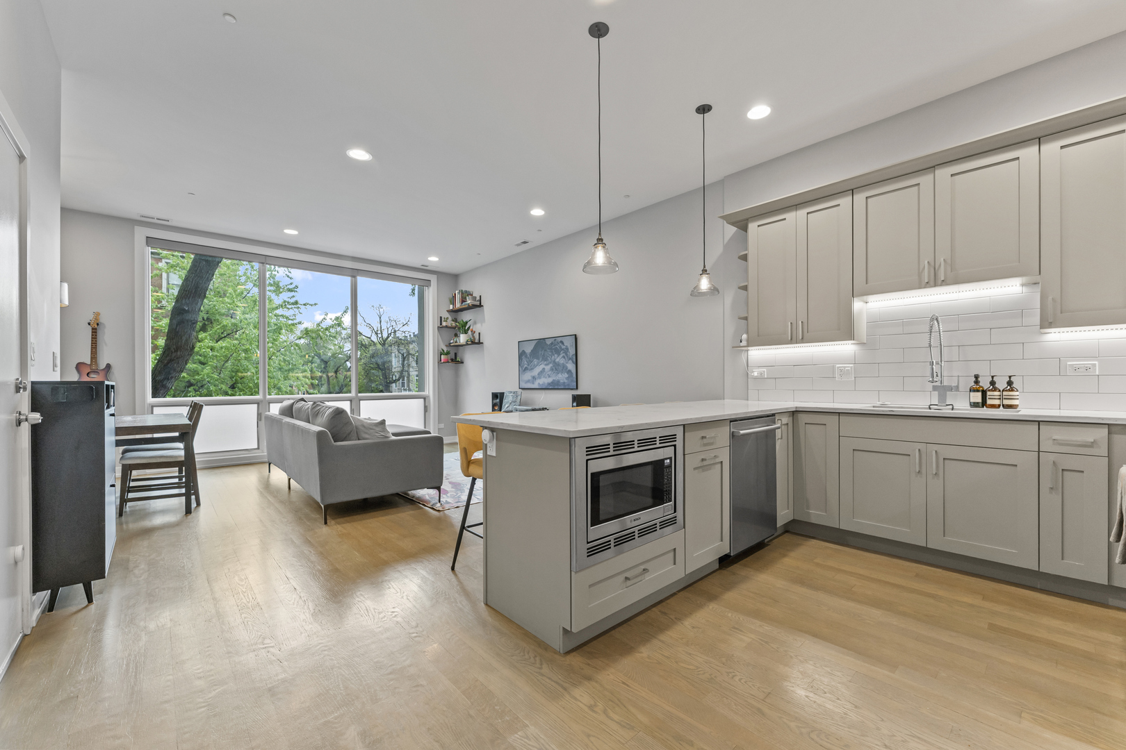 2733 W Hirsch Street Unit: 2E