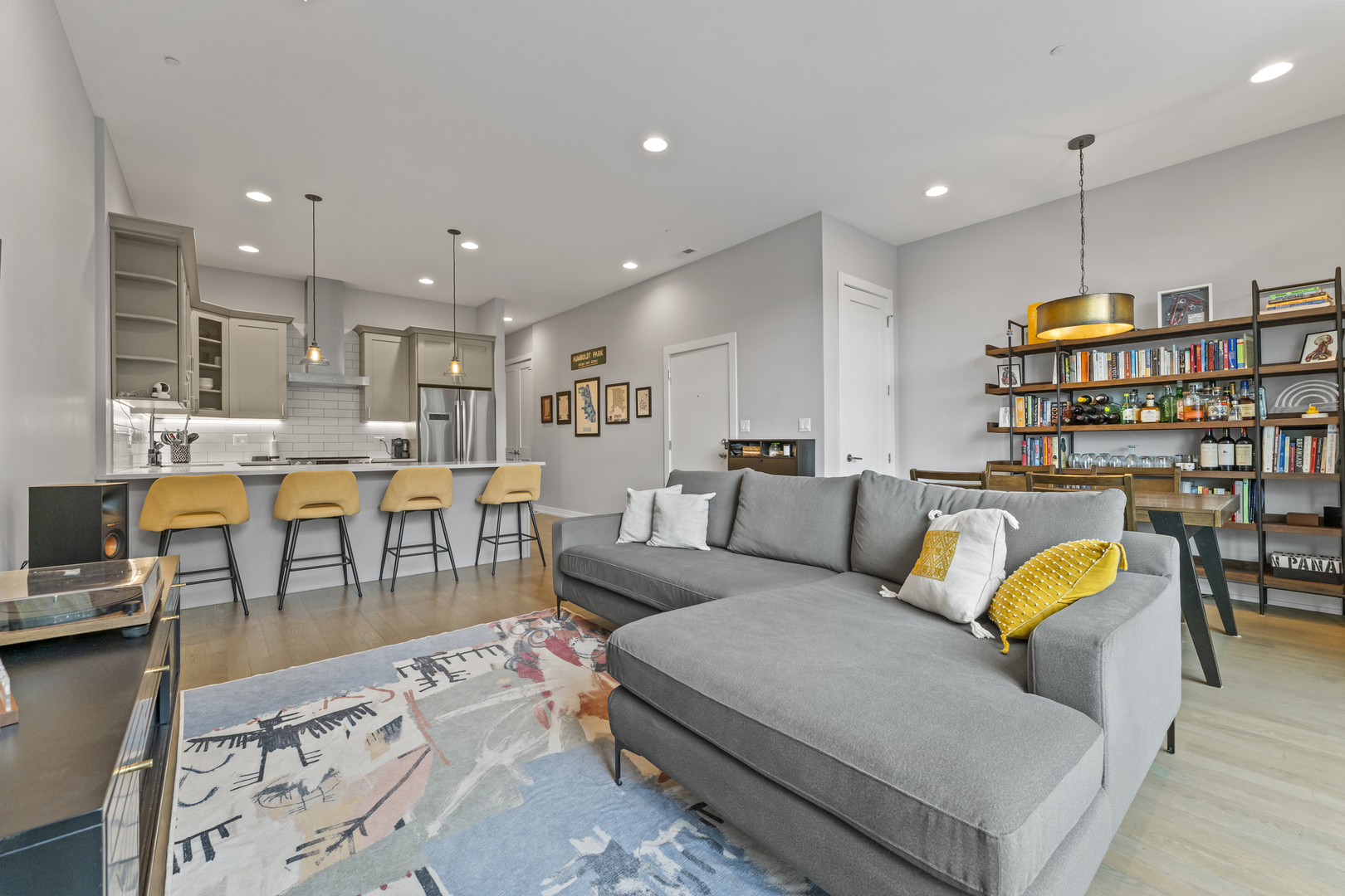 2733 W Hirsch Street Unit: 2E