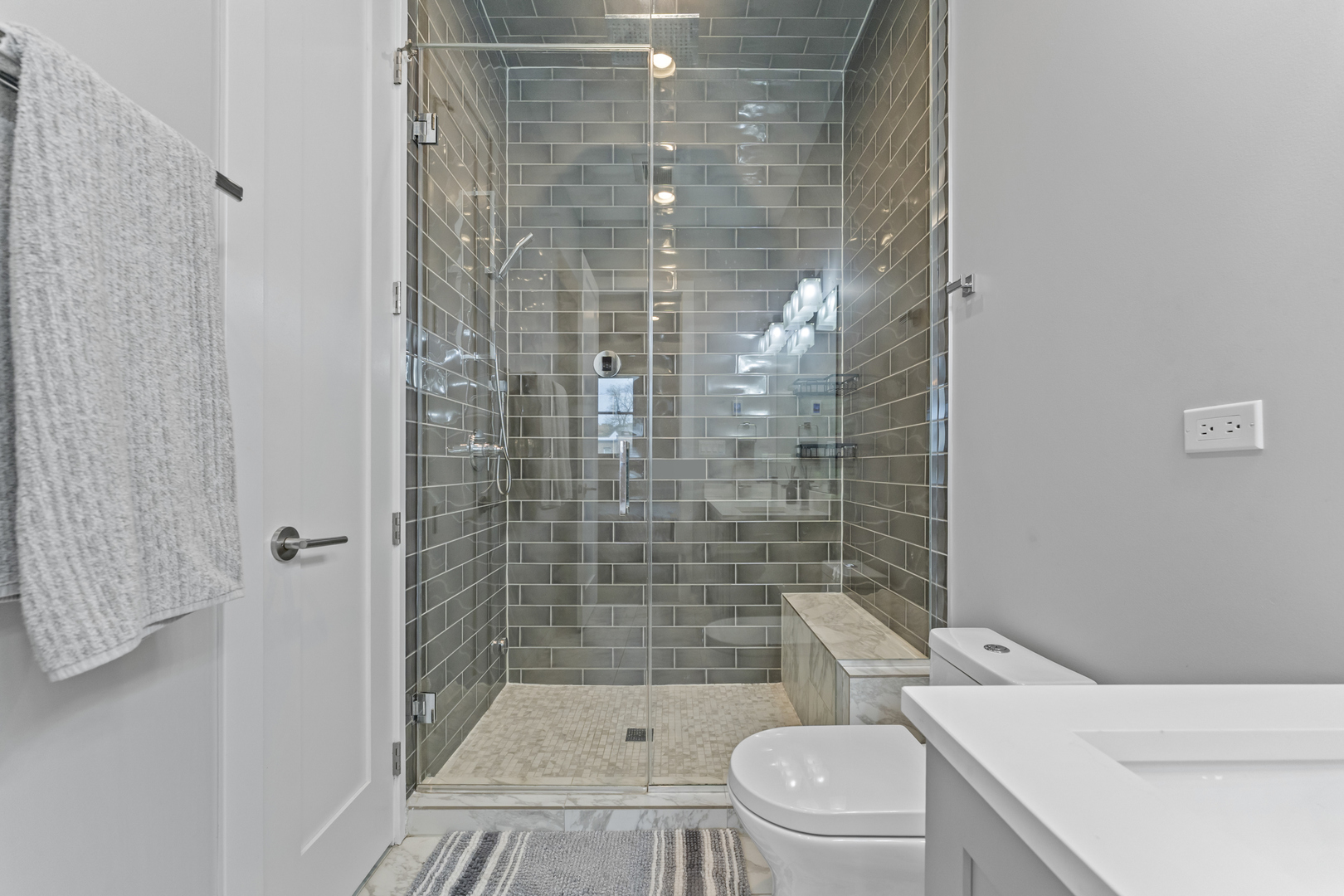 2733 W Hirsch Street Unit: 2E