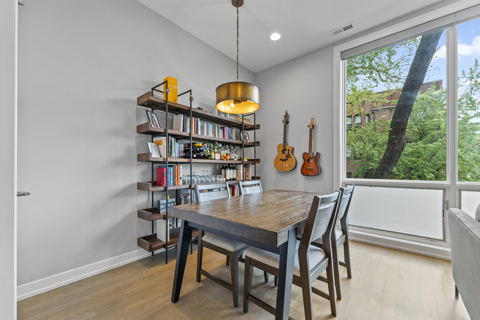 2733 W Hirsch Street Unit: 2E