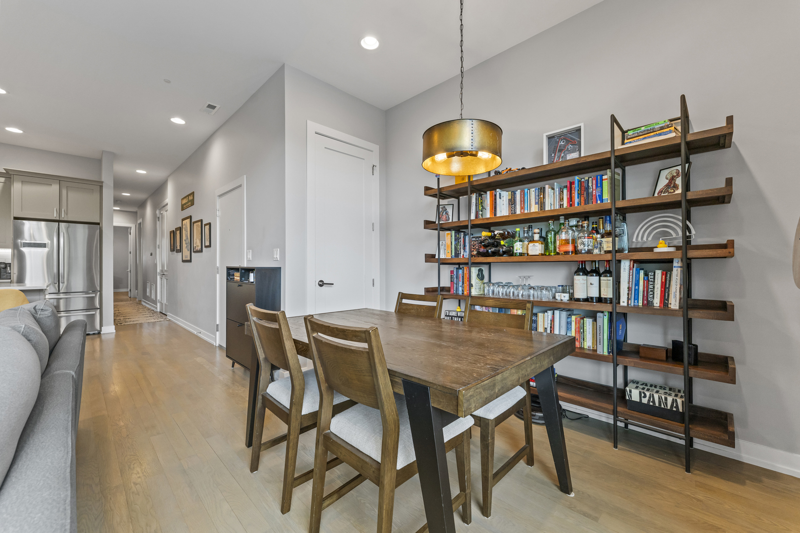 2733 W Hirsch Street Unit: 2E