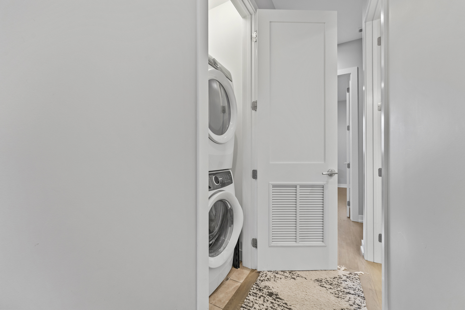 2733 W Hirsch Street Unit: 2E