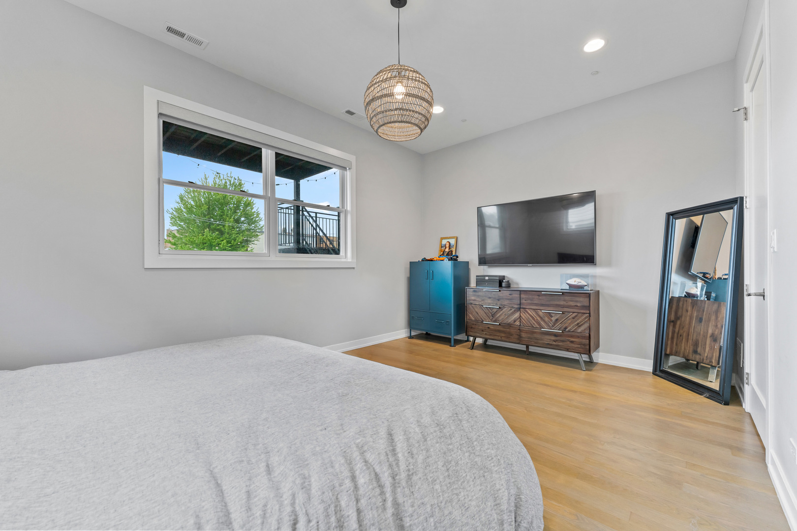 2733 W Hirsch Street Unit: 2E