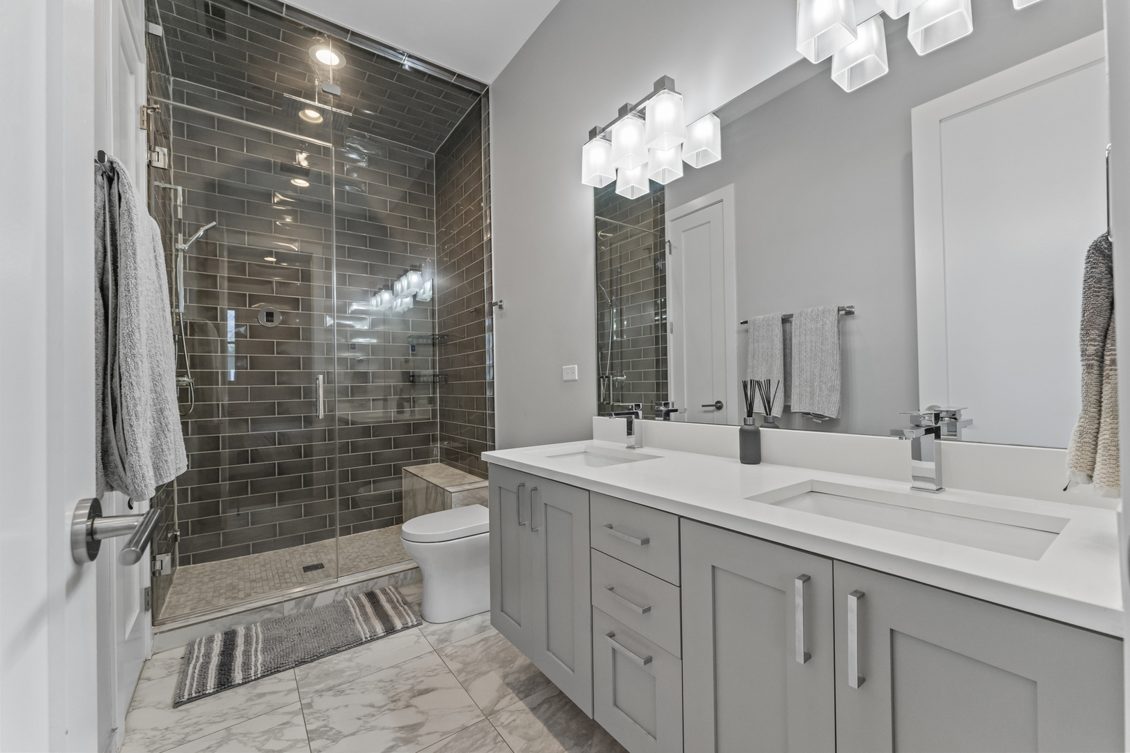 2733 W Hirsch Street Unit: 2E