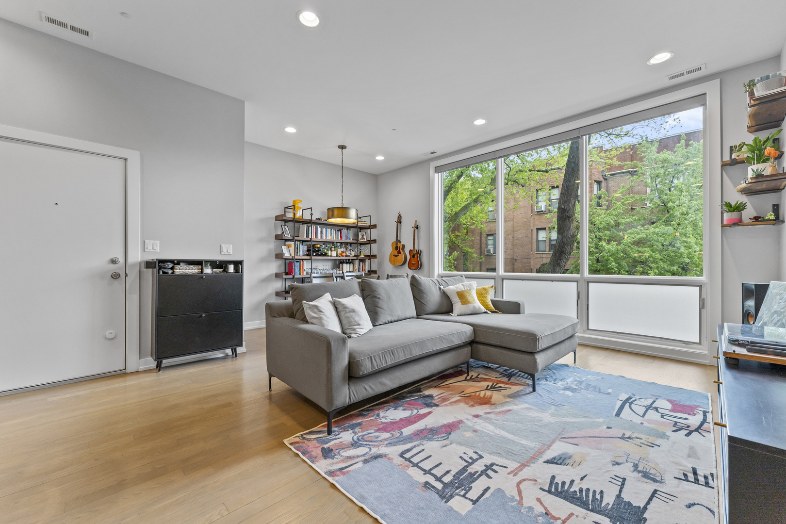 2733 W Hirsch Street Unit: 2E
