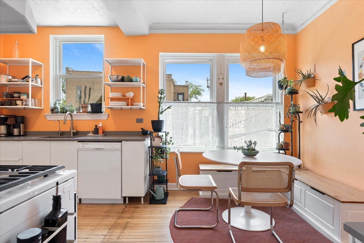 2538 N Kedzie Boulevard Unit: 206