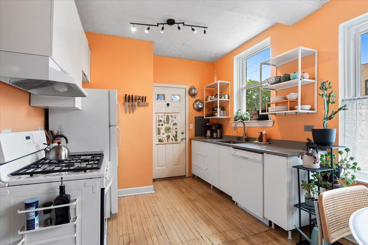 2538 N Kedzie Boulevard Unit: 206