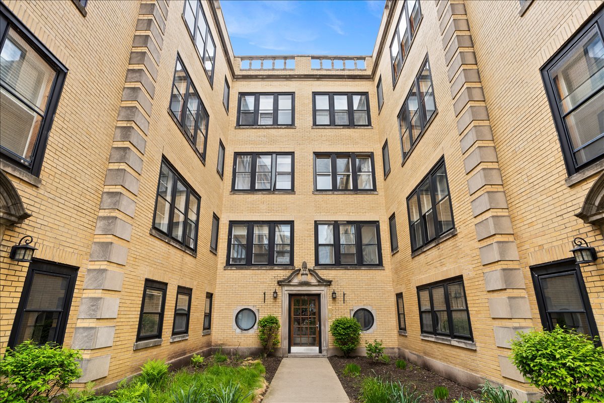 2538 N Kedzie Boulevard Unit: 206
