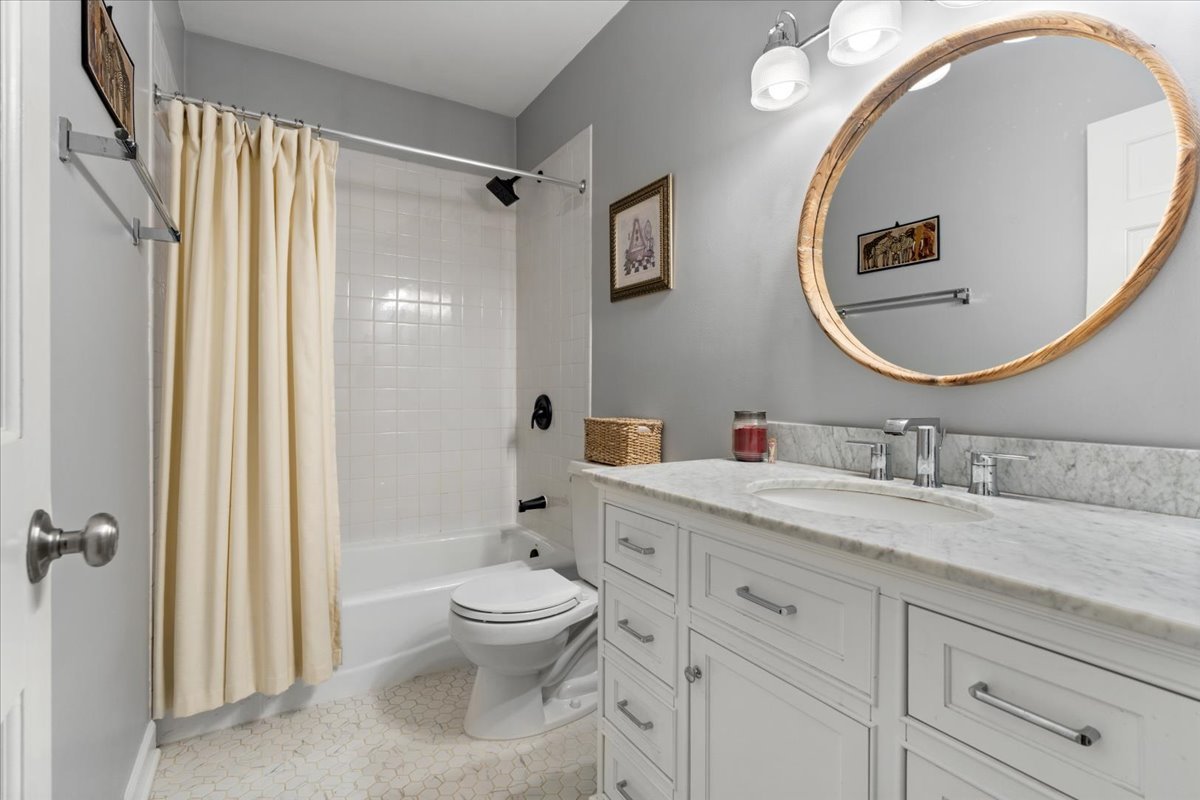 3051 N Clifton Avenue Unit: 3
