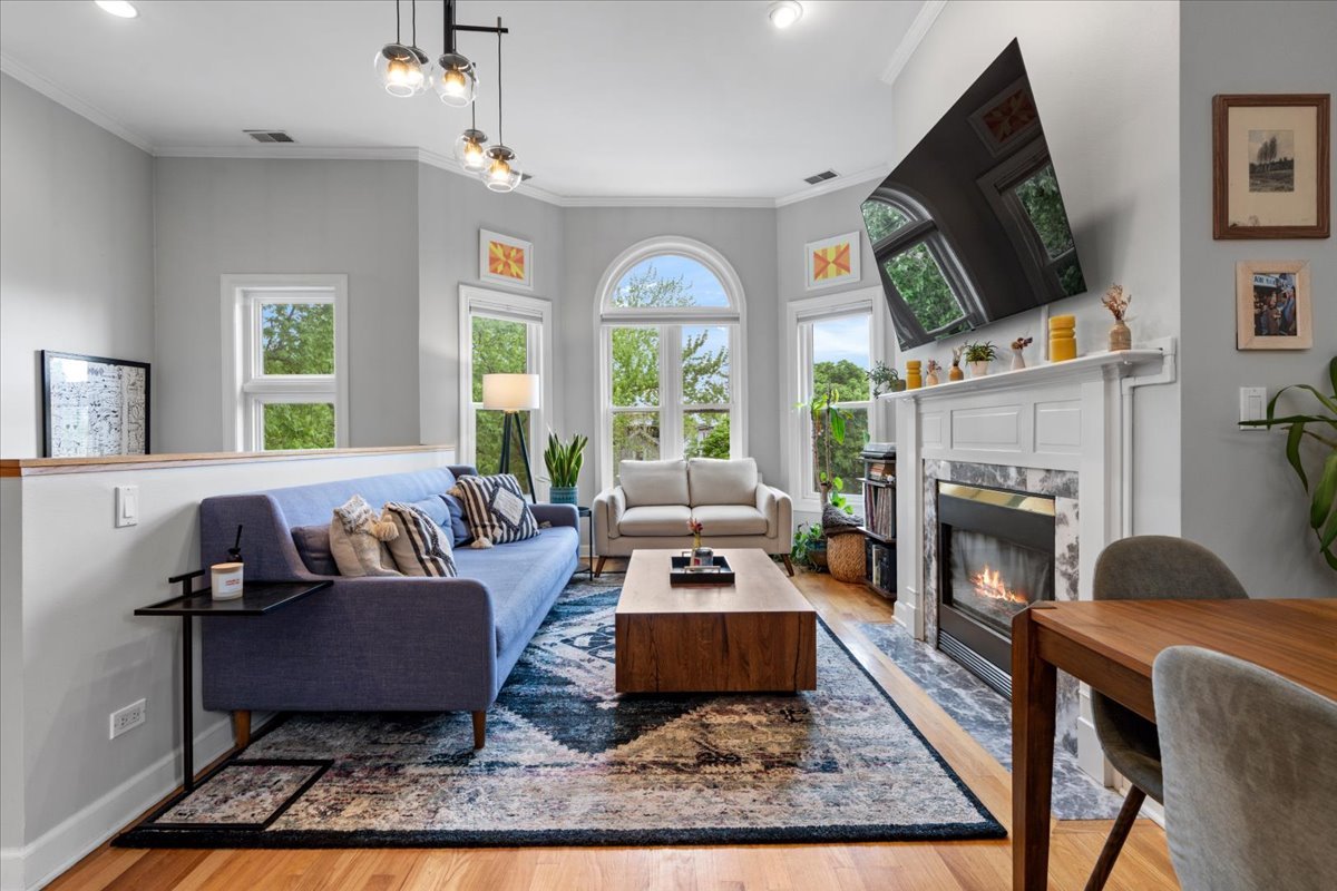 3051 N Clifton Avenue Unit: 3