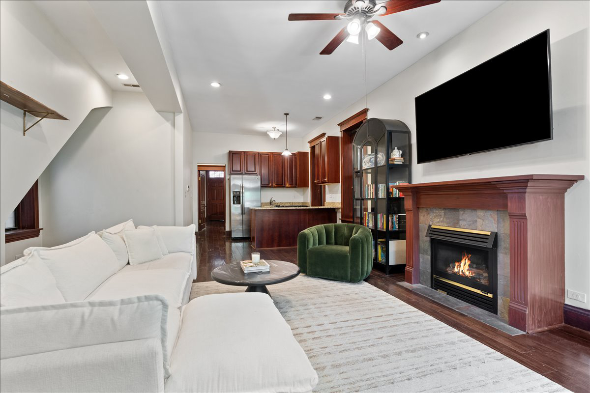 2044 W HADDON Avenue Unit: 1