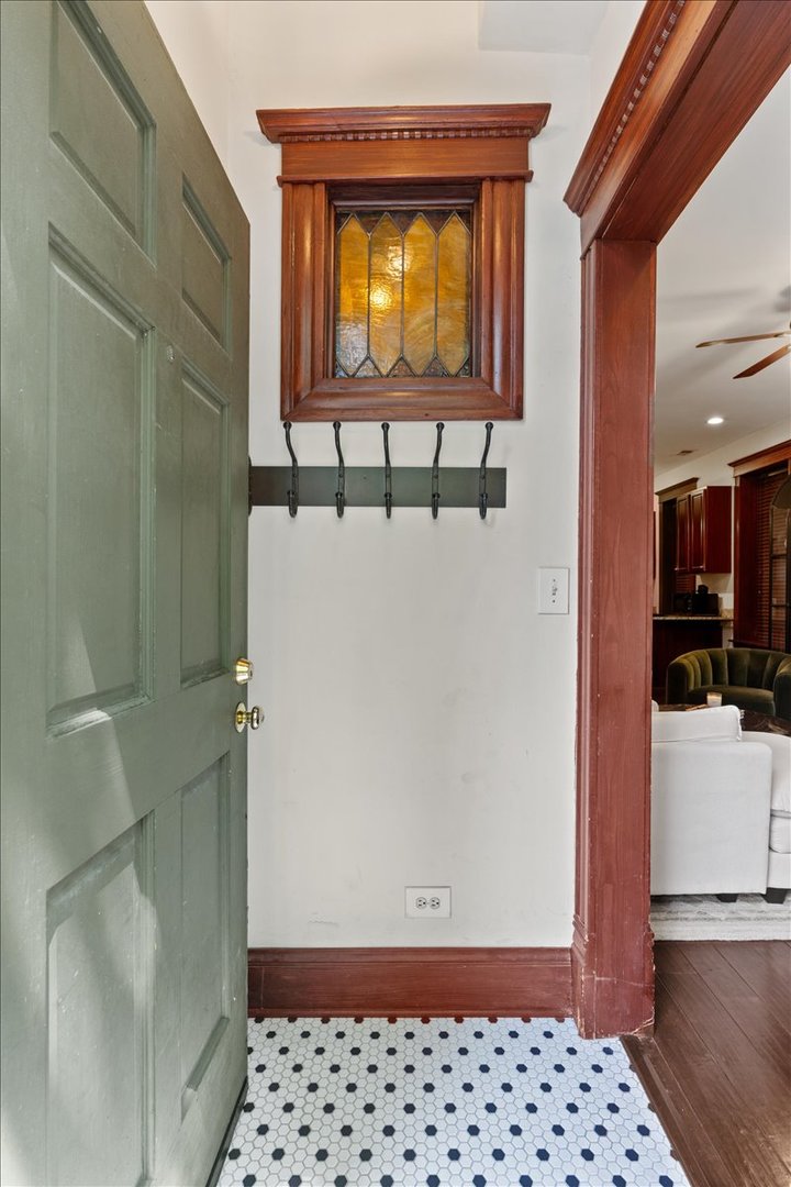 2044 W HADDON Avenue Unit: 1
