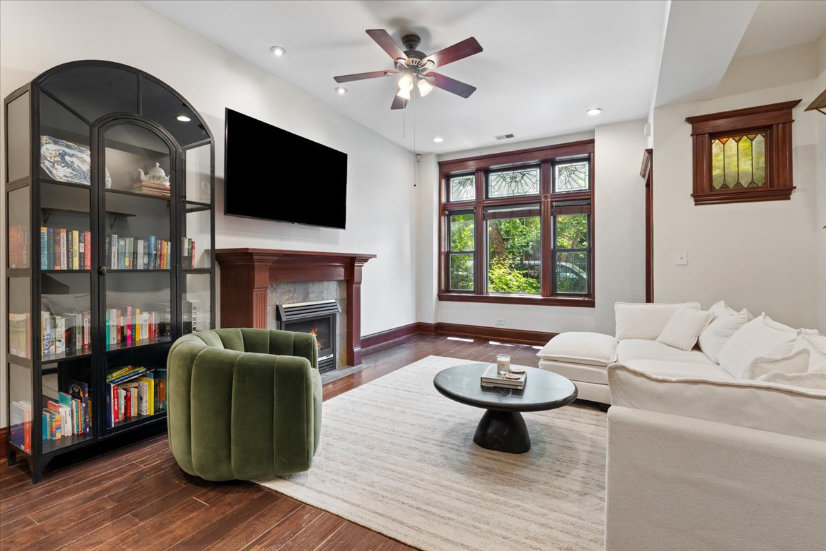 2044 W HADDON Avenue Unit: 1