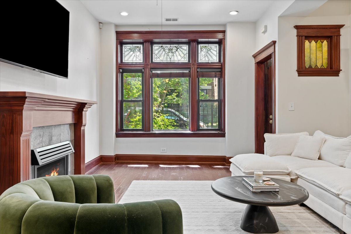 2044 W HADDON Avenue Unit: 1