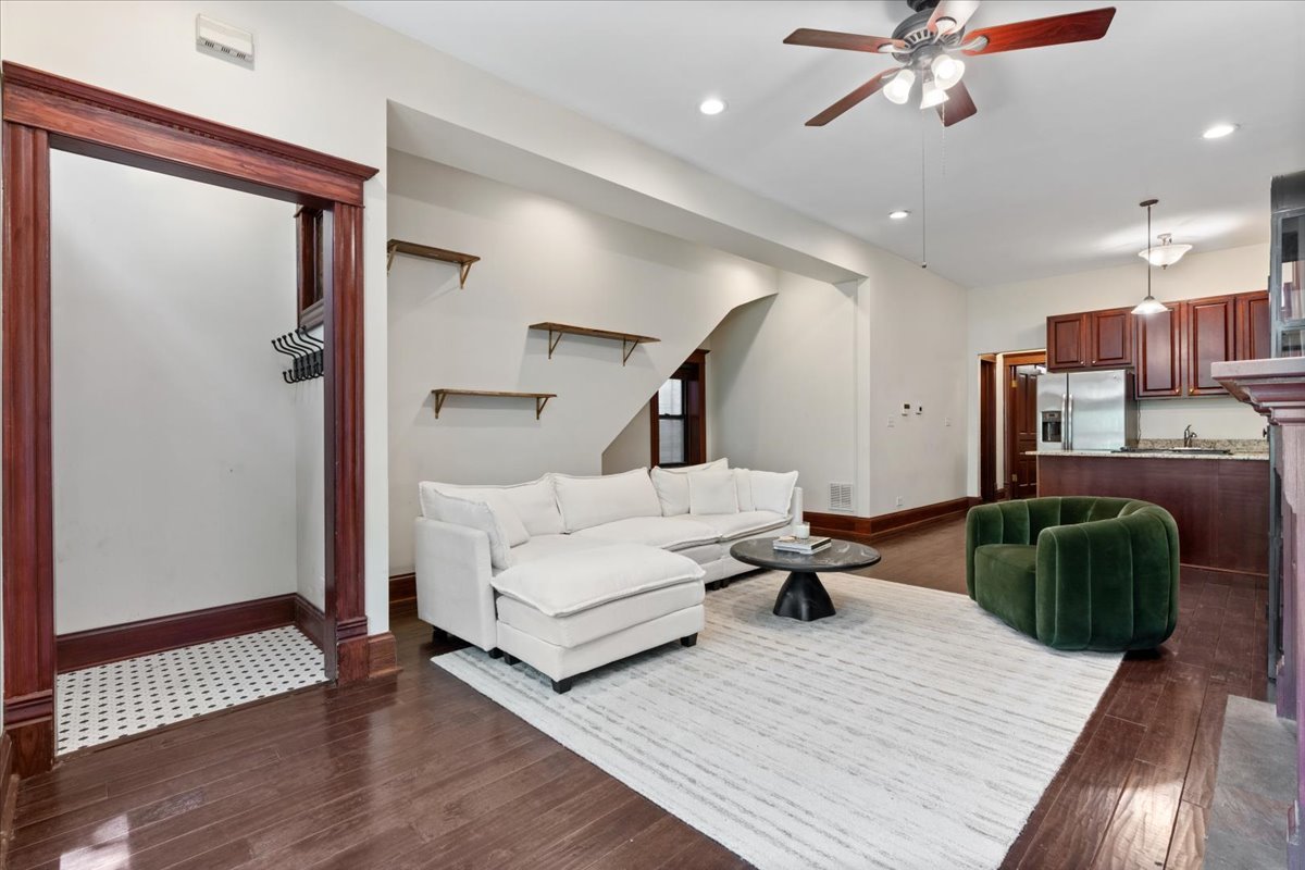 2044 W HADDON Avenue Unit: 1
