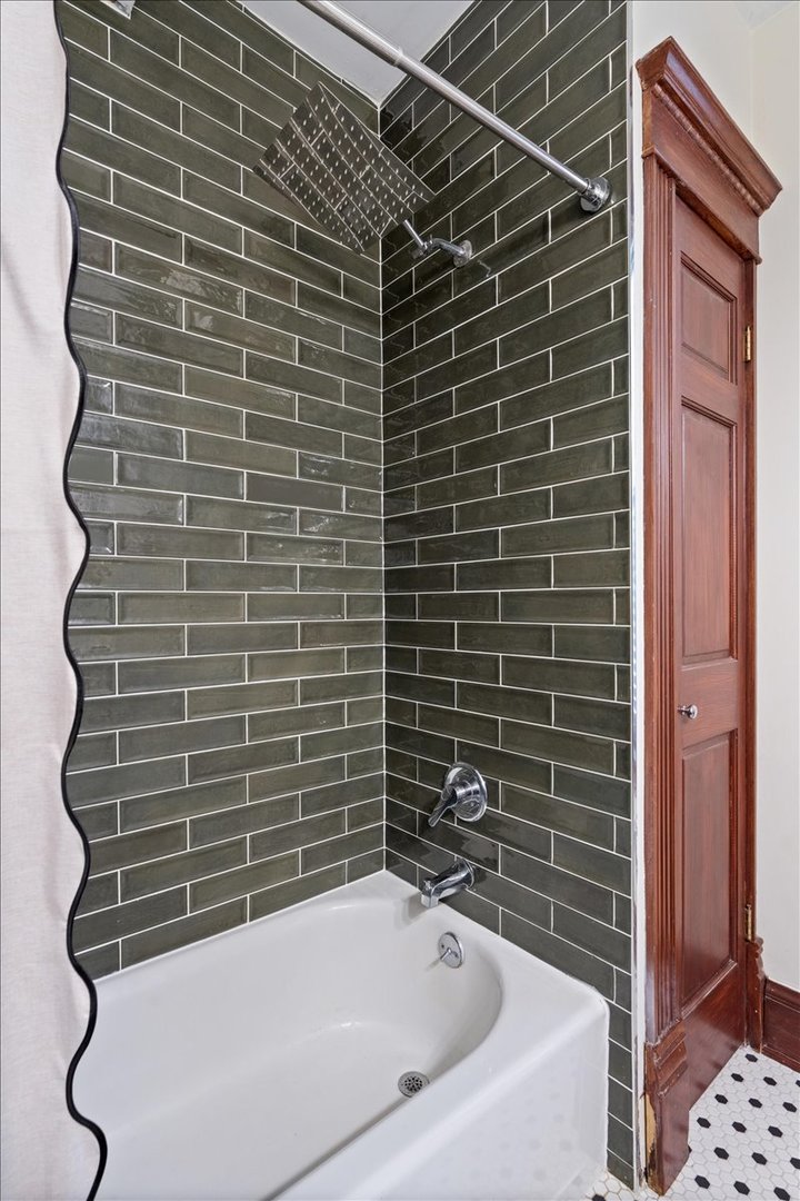 2044 W HADDON Avenue Unit: 1