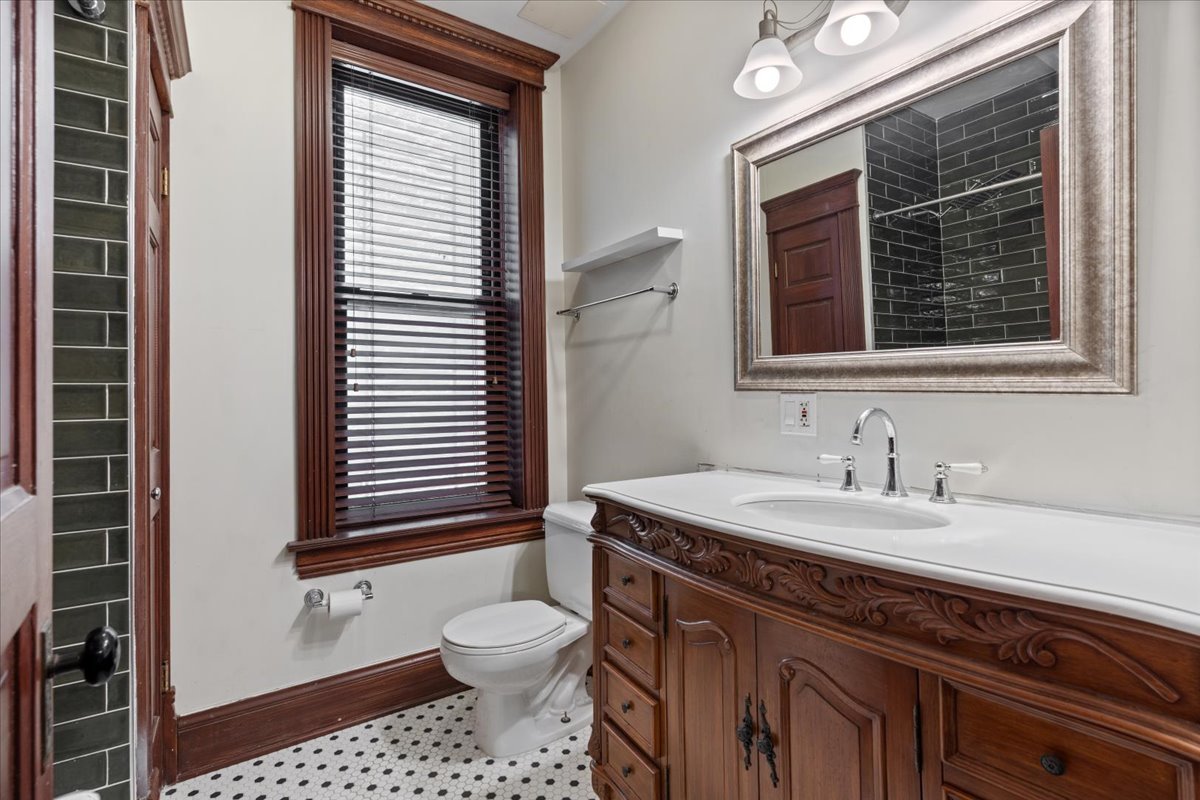 2044 W HADDON Avenue Unit: 1