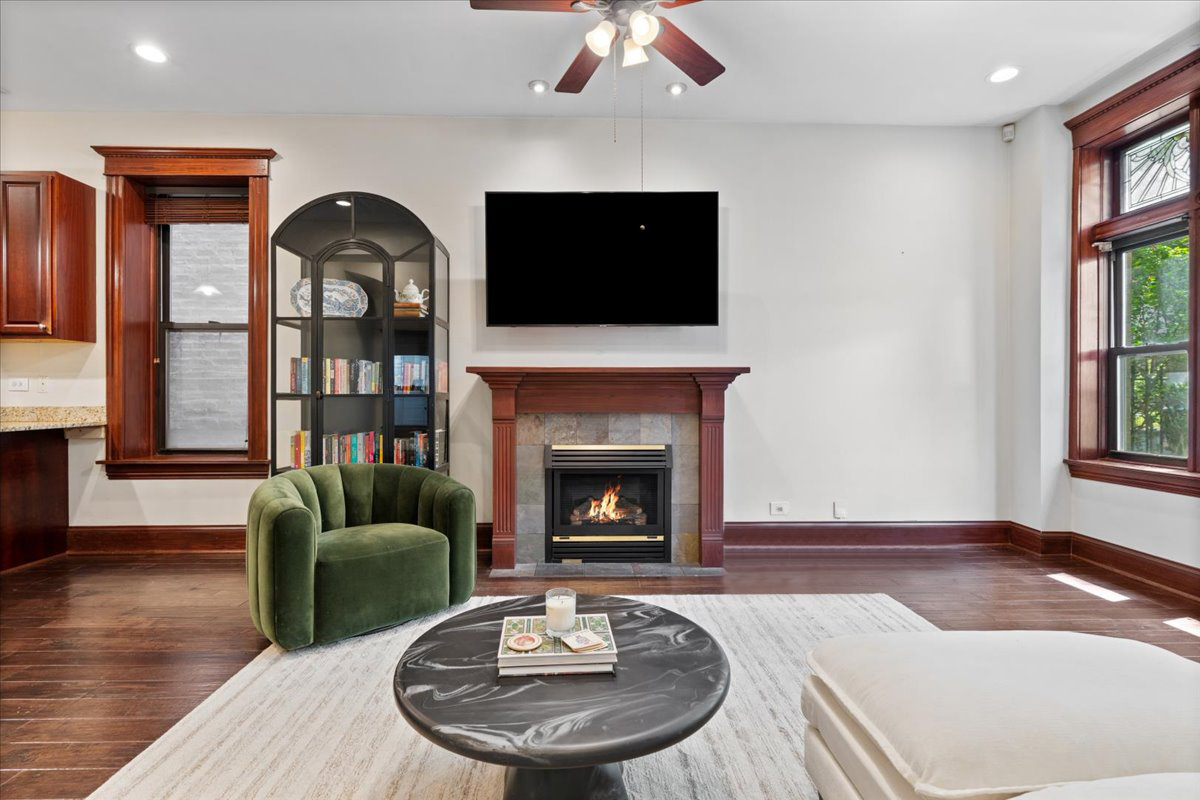 2044 W HADDON Avenue Unit: 1