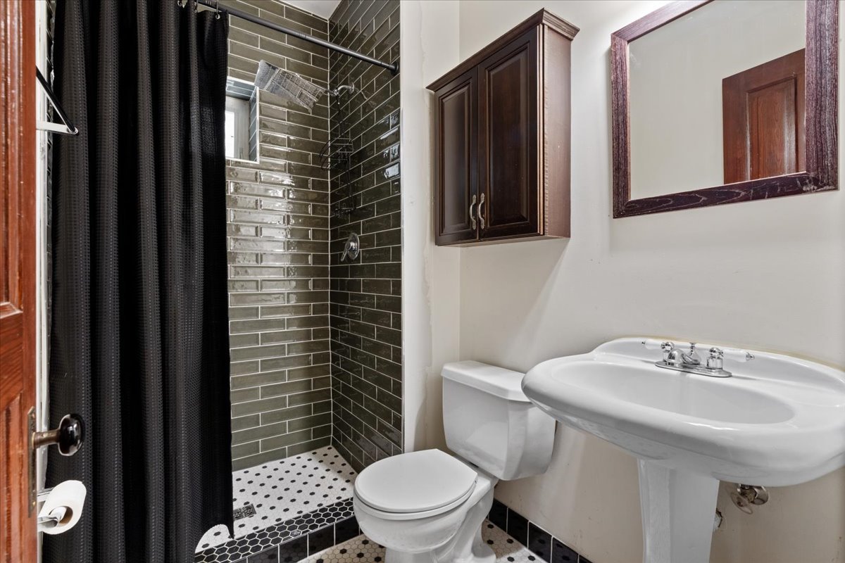 2044 W HADDON Avenue Unit: 1