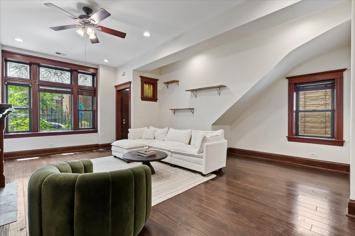 2044 W HADDON Avenue Unit: 1